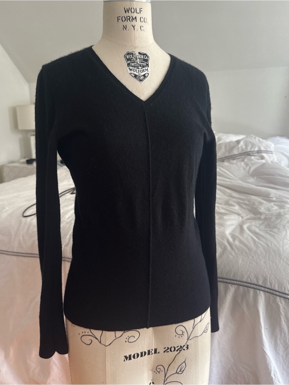 Women's Black V-Neck Sweater - 100% Cashmere Classic Lightweight Knit